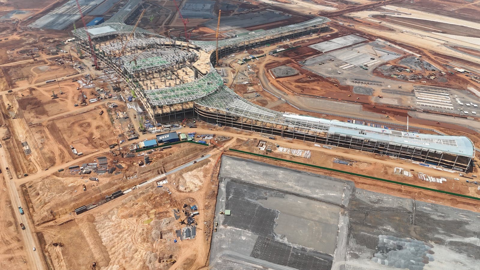 Großbaustelle mit Kränen aus der Vogelperspektive