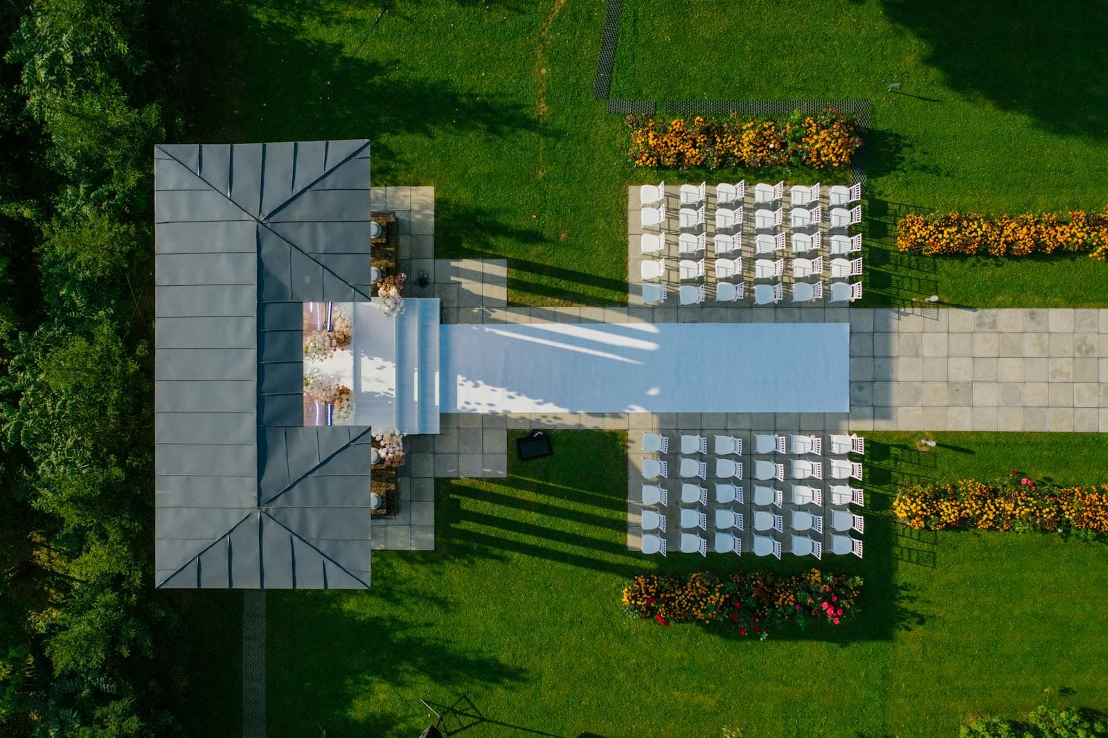 Outdoor-Hochzeitslocation aus der Drohnenperspektive